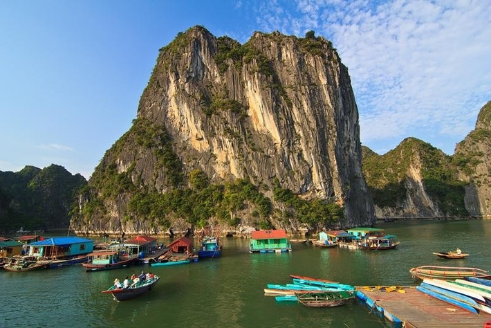 Làng chài Cửa Vạn không phải là nơi để tìm kiếm sự náo nhiệt hay tiện nghi hiện đại. Nhưng với những ai muốn tìm lại sự nguyên sơ, lắng nghe nhịp sống chậm rãi và chạm đến chiều sâu văn hóa của một cộng đồng sống giữa biển, Cửa Vạn chính là điểm dừng chân lý tưởng – một viên ngọc ẩn lặng lẽ tỏa sáng giữa lòng vịnh Hạ Long.