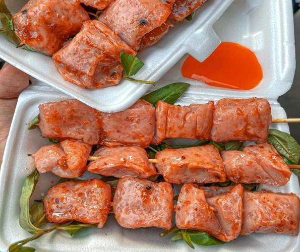 Nem chua Phan Rang được gói trong lá chuối tươi, có vị chua ngọt hài hòa cùng mùi thơm đặc trưng từ tỏi và tiêu. Đây là món ăn vặt được nhiều người yêu thích bởi độ giòn, sần sật của thịt và bì, rất hợp để nhâm nhi những buổi chiều mát mẻ. Ảnh Internet