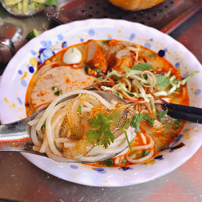 Bún sứa là món ăn bình dân nhưng chiếm được sự yêu thích của nhiều thực khách. Một bát bún sứa gồm sứa tươi, chả cá, trứng cút, bún, hành phi, chan thêm nước lèo đậm đà, tạo nên một sự hài hòa khi thưởng thức. Khi ăn, thực khách có thể cho thêm chút sa tế, mắm tôm, rau sống để tăng hương vị. Ảnh Internet