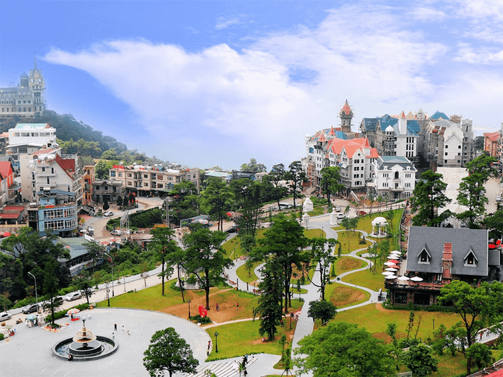 Chỉ cách Hà Nội khoảng 80km, Tam Đảo (Vĩnh Phúc) luôn là lựa chọn hàng đầu cho những chuyến "trốn nóng" ngắn ngày. Với khí hậu mát mẻ quanh năm, những con đường uốn lượn quanh núi, và các điểm tham quan nổi tiếng như Nhà thờ đá cổ, Thác Bạc, Cầu Mây Tam Đảo... Tam Đảo vừa mang nét huyền bí, vừa hiện đại với nhiều quán cà phê sống ảo tuyệt đẹp. Ảnh dulichauvietlac