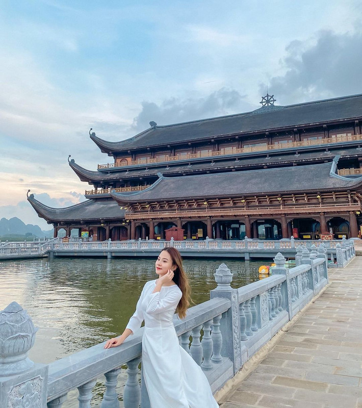 Du khách có thể kết hợp tham quan chùa Tam Chúc và ghé thăm chùa Bà Đanh hoặc động Tam Cốc (Ninh Bình) trong cùng một ngày.Chi phí dự kiến: từ 400.000 - 800.000 đồng/người, bao gồm di chuyển, vé tham quan và ăn uống. Ảnh dulichdatviet