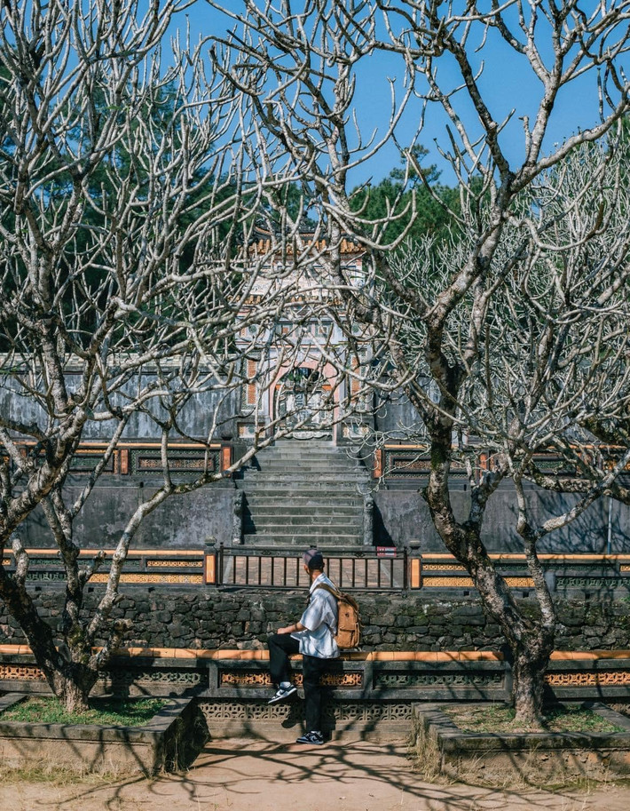 Lăng Tự Đức là một trong những lăng tẩm đẹp nhất của triều Nguyễn, nổi bật với kiến trúc tinh tế, hài hòa với thiên nhiên. Bao quanh bởi rừng thông và hồ nước trong xanh, nơi đây mang lại cảm giác thanh tịnh, rất phù hợp để du khách tạm lánh những ồn ào thường nhật. Ảnh Blog của Rọt