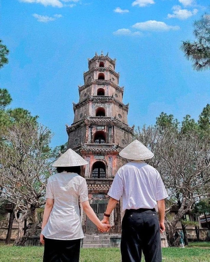 Chùa Thiên Mụ nằm bên bờ sông Hương, nổi bật với tháp Phước Duyên cao vút và khung cảnh hữu tình. Đây không chỉ là điểm đến tâm linh mà còn là nơi lý tưởng để chiêm ngưỡng hoàng hôn trên sông Hương – một trải nghiệm khó quên khi đến Huế vào dịp lễ. Ảnh Internet