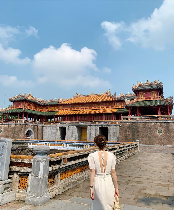 Điểm đầu tiên không thể không nhắc đến chính là Đại Nội Huế – trái tim của quần thể di tích cố đô. Bước qua Ngọ Môn, dạo quanh những lối đi rợp bóng cây, nghe tiếng nhạc cung đình vang lên nhẹ nhàng trong không gian cổ kính, bạn sẽ cảm nhận rõ nét hồn xưa đang sống lại. Dịp lễ, Đại Nội trở nên sôi động hơn với các hoạt động như biểu diễn lễ đổi gác, trình diễn áo ngũ thân, tái hiện nghi lễ cung đình... nhưng vẫn giữ nguyên chất trang nghiêm vốn có. Ảnh Kiều Oanh