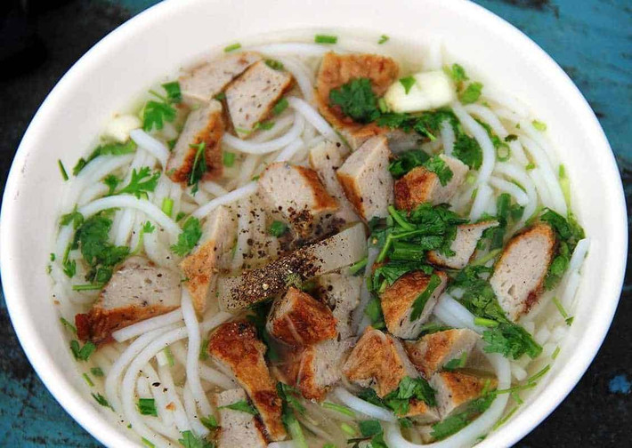 Bánh canh chả cá là món ăn bình dị nhưng lại mang hương vị đặc trưng của Vĩnh Hy. Bánh canh dai dai, nước dùng ngọt thanh từ xương cá, chả cá thơm ngon, ăn kèm với rau sống, ớt băm và hành phi.