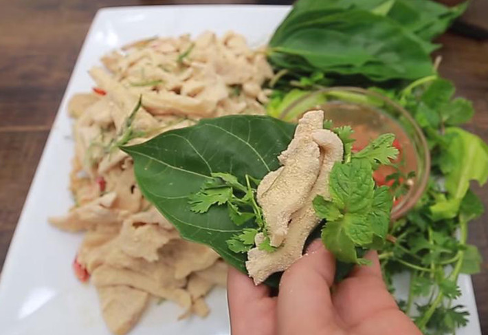 Hành trình “ăn sập” Hải Dương sẽ không trọn vẹn nếu bạn bỏ qua phần nem chạo. Món ăn được làm từ bì lợn thái sợi mỏng, trộn đều với thính gạo rang thơm lừng, thêm chút lá chanh thái nhỏ, rau mùi tươi xanh và gia vị vừa miệng. Ảnh Internet