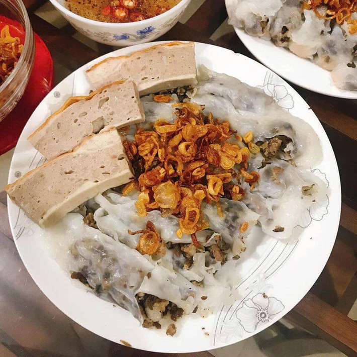Bánh cuốn Hải Dương nổi bật nhờ lớp bánh mỏng mềm, bọc bên trong là nhân thịt băm, mộc nhĩ thơm lừng. Điểm đặc biệt là nước chấm được pha theo công thức riêng, thường có thêm tinh dầu cà cuống hoặc hành phi, tạo nên hương vị khác biệt so với các vùng miền khác. Ảnh Internet
