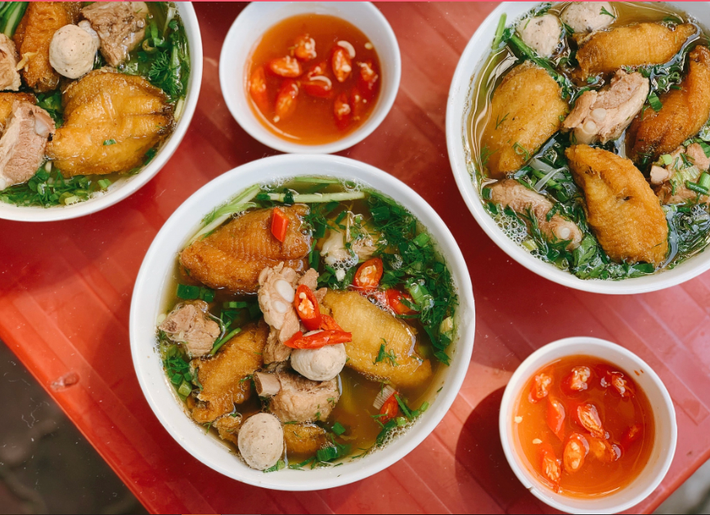 Bún cá rô là món ăn quen thuộc với người Hải Dương. Cá rô được làm sạch, rút xương tỉ mỉ rồi chiên vàng giòn. Phần nước dùng được ninh từ xương cá, thêm chút dọc mùng, rau cải xanh tạo nên hương vị ngọt thanh, đậm đà khó quên. Mỗi sáng, ghé vào một quán ven đường, thưởng thức bát bún nóng hổi sẽ là khởi đầu đầy năng lượng cho chuyến đi. Ảnh Internet