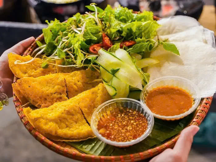 Không giống bánh xèo miền Trung thường thấy, bánh xèo Lý Sơn nhỏ hơn, nhân chủ yếu là mực, tôm, ăn kèm rau sống và nước chấm đậm đà, tạo nên hương vị riêng biệt, rất "chất đảo" . Ảnh Internet