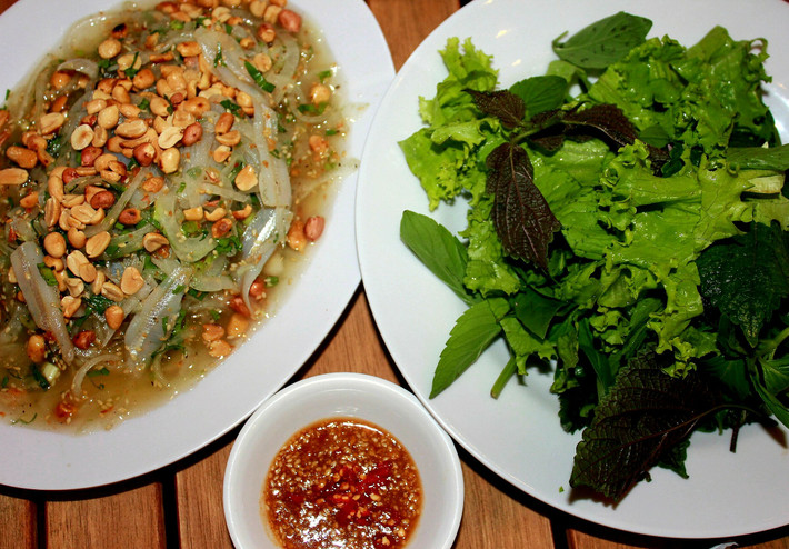 Gỏi cá mai là món ăn tươi ngon được làm từ cá mai – loại cá có thịt mềm, trắng, ngọt. Gỏi cá mai được trộn cùng rau sống, tỏi, hành, chanh và gia vị đặc trưng, tạo nên một món ăn thơm ngon, dễ ăn, phù hợp cho những ai yêu thích ẩm thực tươi sống. Ảnh Internet