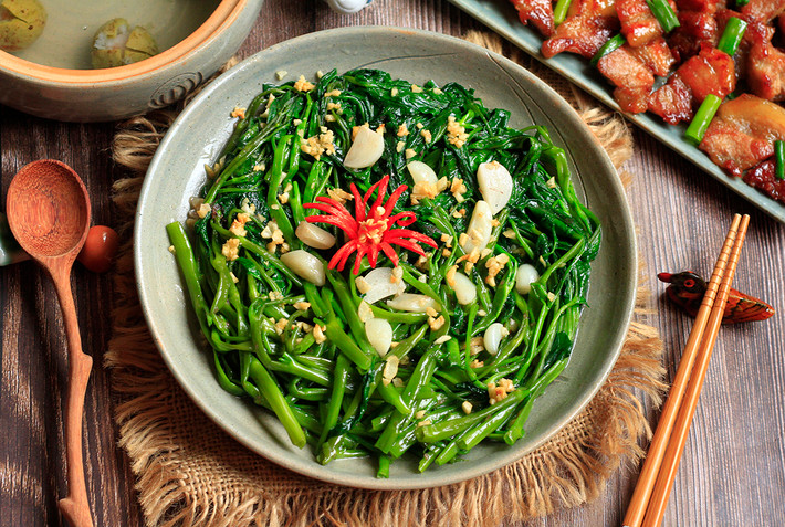 Rau muống xào tỏi là một trong những món ăn phổ biến nhất trong bữa cơm của người Việt Nam. Ảnh Internet