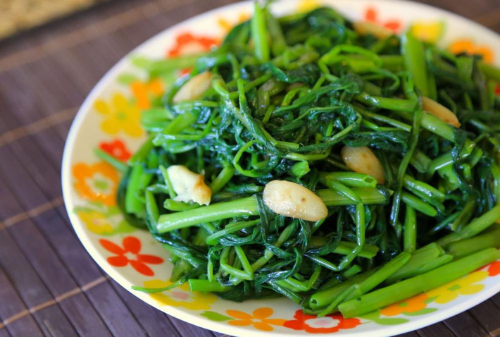Nhờ đó, không chỉ là một món ăn ngon miệng, rau muống xào tỏi còn mang đến nhiều lợi ích dinh dưỡng cho người dùng. Ảnh Internet