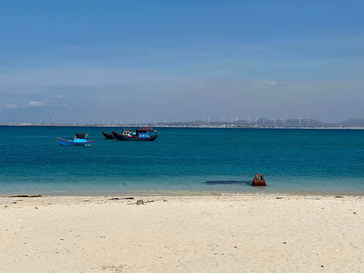 Cách đất liền khoảng 10km, Cù Lao Câu (Bình Thuận) hiện lên như một viên ngọc bích nằm yên ả giữa biển khơi. Ảnh ins.hie