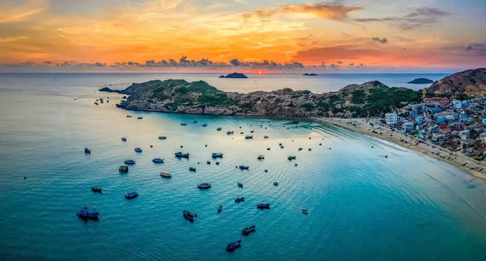 Quy Nhơn – thành phố biển thơ mộng của miền Trung – ngày càng trở thành điểm đến hấp dẫn với những tín đồ mê du lịch, đam mê khám phá và "sống ảo". Với bãi biển xanh biếc, thiên nhiên hoang sơ cùng những địa danh mang vẻ đẹp độc đáo, Quy Nhơn sở hữu hàng loạt tọa độ check-in khiến bất cứ ai cũng phải say lòng ngay từ lần đầu ghé thăm. Ảnh Internet