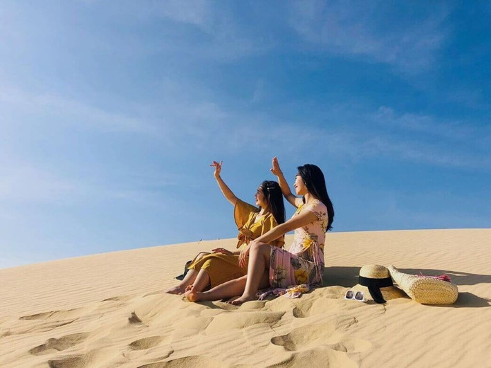 Quy Nhơn chắc chắn không chỉ có biển, mà còn có những đồi cát cho chúng ta trải nghiệm. Địa điểm du lịch Quy Nhơn thú vị tiếp theo mà du khách nên ghé qua chính là đồi cát Phương Mai. Nơi đây được mệnh danh là “Sahara” của Quy Nhơn với những đồi cát rộng lớn đến hàng chục cây số, ta có thể tản bộ trên những đồi cát này, ngắm nhìn toàn cảnh thiên nhiên nơi đây. Ảnh Internet
