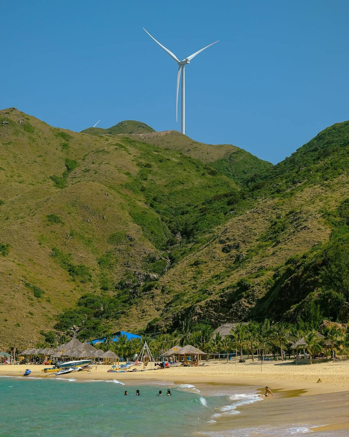 Cách trung tâm thành phố khoảng 25km, bãi biển Kỳ Co luôn nằm trong top những điểm đến được check-in nhiều nhất tại Quy Nhơn. Nơi đây được ví như “Maldives thu nhỏ” với làn nước biển trong veo, xanh ngắt cùng bãi cát trắng tinh trải dài mịn màng. Ảnh Jonathan__phan