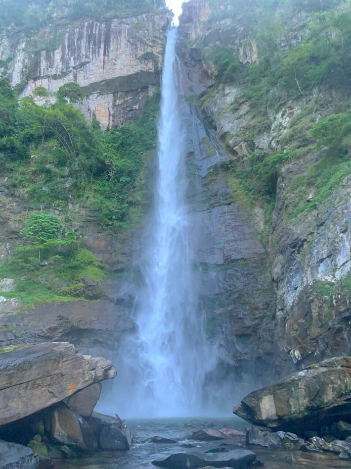 Để đặt chân đến chân thác, du khách phải trải qua chặng trekking kéo dài từ 6 đến 8 tiếng, băng qua nhiều đồi dốc, suối sâu và những con đường rừng nhỏ hẹp. Vào mùa mưa, đường trơn trượt khiến hành trình trở nên nguy hiểm hơn bao giờ hết. Tuy nhiên, chính điều đó lại càng làm tăng sức hút với những phượt thủ yêu thích sự mạo hiểm và thử thách giới hạn bản thân.