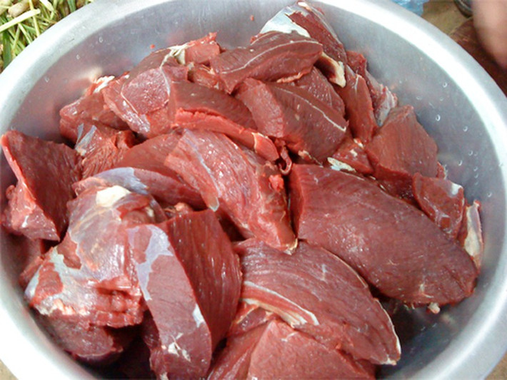 Nguyên liệu chính là thịt trâu – thường chọn phần bắp hoặc gân có độ dai vừa phải – được làm sạch, thái miếng rồi ninh nhừ cùng lá lồm (một loại lá rừng có vị chua nhẹ, mọc phổ biến ở vùng núi Hòa Bình).