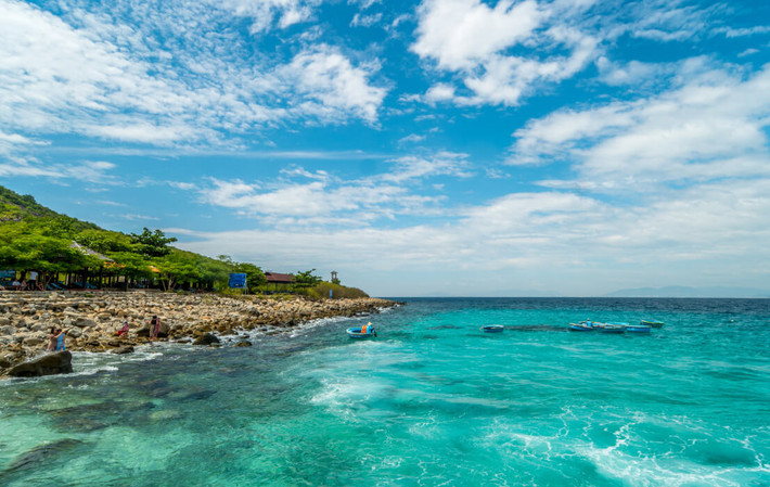Nằm trong vịnh Nha Trang – một trong những vịnh biển đẹp nhất thế giới – Hòn Mun từ lâu đã trở thành điểm đến lý tưởng cho những ai yêu thích thiên nhiên, đam mê khám phá và tìm kiếm một nơi để lắng đọng tâm hồn. Ảnh Internet