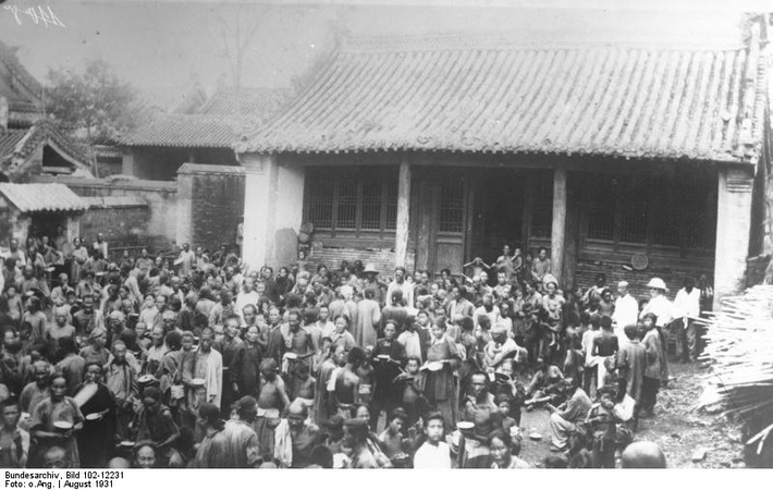 Vào ngày 25/8/1931, một con đê dọc theo Hồ Gaoyou bị vỡ. Lũ lụt bao phủ khoảng 180.000 km2. Lũ lụt đã phá hủy nhiều nhà ở và đất canh tác. Khoảng 15% lúa mì và lúa gạo đã bị phá hủy ở Thung lũng Dương Tử. Lũ lụt đã tác động đến nền kinh tế khi giá các mặt hàng thiết yếu tăng vọt. Ngày nay, trận động đất năm 1931 vẫn còn là điều ám ảnh đối với người dân Trung Quốc.