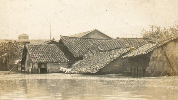Từ năm 1928 đến năm 1930, Trung Quốc phải trải qua hạn hán kéo dài. Sau đó, mùa đông năm 1930 rất khắc nghiệt, tạo ra lượng băng tuyết đáng kể xung quanh các khu vực miền núi. Vào đầu năm 1931, băng tuyết bắt đầu tan chảy, chảy xuống hạ lưu sông Dương Tử và tạo nên lũ lụt. Khu vực này được sử dụng để tăng mực nước trong suốt mùa xuân, mùa hè và mùa thu, nhưng dòng chảy vẫn ổn định vào năm 1931.