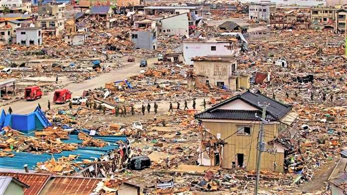 Tại nhà máy điện hạt nhân Fukushima nằm gần bờ biển, sóng thần tấn công đã làm hỏng hoàn toàn các hệ thống làm mát thanh nhiên liệu hạt nhân, gây ra thảm họa nghiêm trọng, khiến các vùng dân cư xung quanh bị nhiễm phóng xạ. Nhiều nơi 10 năm sau con người vẫn chưa thể sinh sống trở lại. Chính phủ Nhật Bản ước tính thiệt hại do đại thảm họa này gây ra có thể lên tới 309 tỉ USD.