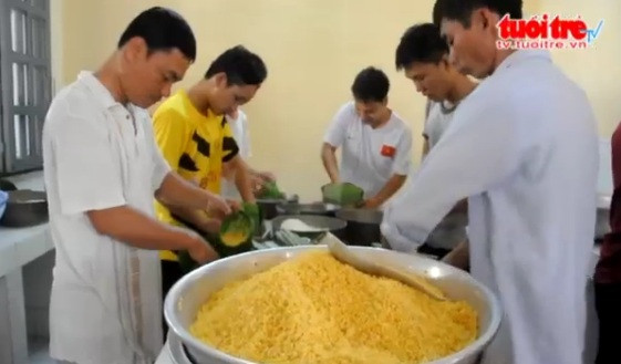 Tết ở tàu có đầy đủ gia vị: gói bánh chưng...