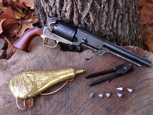 Khẩu súng thứ hai được vào biên chế chính thức của Quân đội Mỹ là khẩu Colt M1847 Walker. Đây là khẩu súng ổ xoay đầu tiên được sản xuất với số lượng lớn và sử dụng cỡ đạn 10,9x33mmR. Nguồn ảnh: Wearethemighty.
