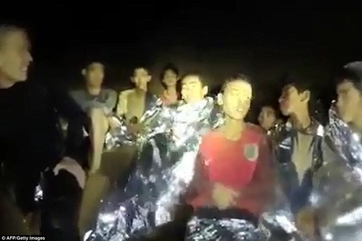 Nhờ vậy, các thợ lặn Thái Lan đã tiếp cận được các em nhỏ trong hang sâu. Ảnh: AFP