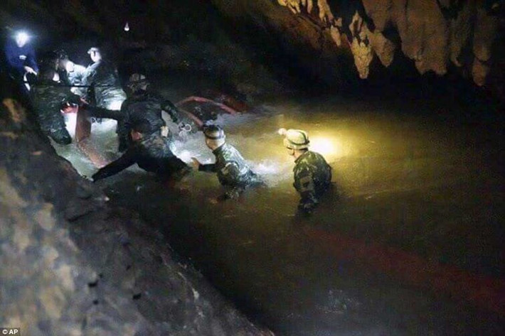 Nhờ sự thăm dò kỹ lưỡng của họ, các thợ lặn thuộc đội đặc nhiệm Hải quân Thái Lan cảm thấy yên tâm hơn khi tiến sâu vào trong hang động. Ảnh: AP