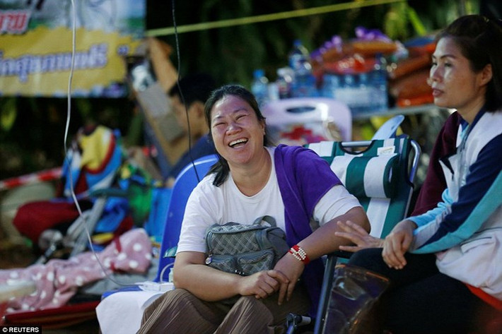 Niềm vui của những người thân khi biết tin các em vẫn an toàn. Ảnh: Reuters