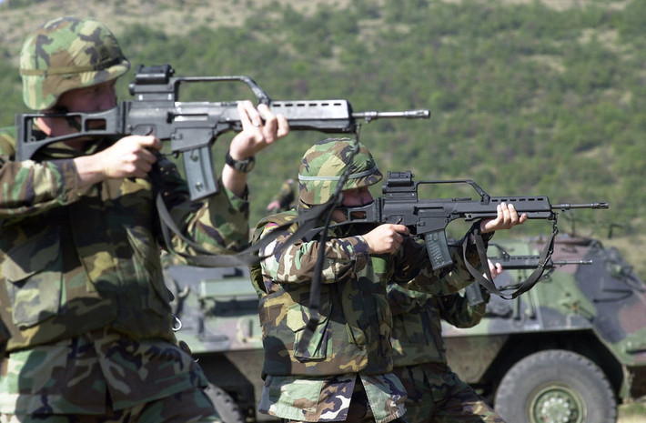 Theo đó mẫu súng trường tấn công G36 của H&K bị giới phân tích lẫn chính người sử dụng nó đánh giá có rất nhiều điểm hạn chế, súng có độ ổn định không cao, phức tạp trong bảo dưỡng và quan trọng nhất là độ chính xác kém sau vài trăm phát bắn. Nguồn ảnh: BI.