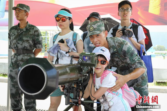 Theo đó, căn cứ Garrison của Quân đội Trung Quốc (PLA) tại đặc khu hành chính Hong Kong hôm 30/6 vừa rồi đã mở một triển lãm trưng bày các loại vũ khí được PLA triển khai tại đặc khu này. Theo ước tính, đã có tới 2,2 vạn khách tới tham quan triển lãm này ngay từ ngày đầu tiên căn cứ Garrison mở cửa. Nguồn ảnh: Sina.