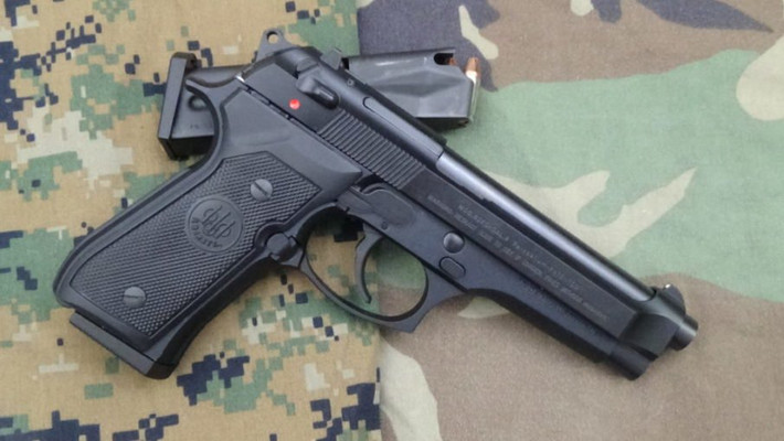 Thay thế khẩu M1911 là khẩu Beretta M9. Đánh dấu sự chấm dứt mối quan hệ thân tình của Quân đội Mỹ với các loại súng do Colt sản xuất suốt nhiều trăm năm qua. Nguồn ảnh: Wearethemighty.