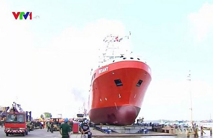Đặc biệt, tàu có khả năng chịu sóng cấp 9, gió cấp 12 và trên sàn tàu cũng được trang bị sàn đỗ trực thăng - cho phép mở rộng tầm tìm kiếm khi thực hiện công việc cứu hộ, cứu nạn. Nguồn ảnh: VTV1.