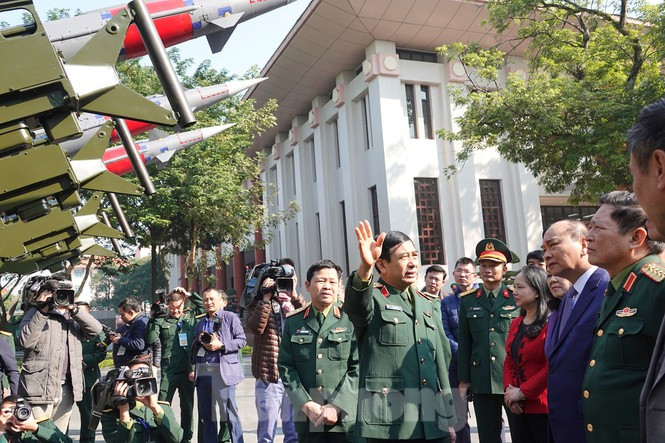 Thủ tướng Nguyễn Xuân Phúc tham quan hệ thống tên lửa phòng không. Nguồn ảnh: Tiền Phong.