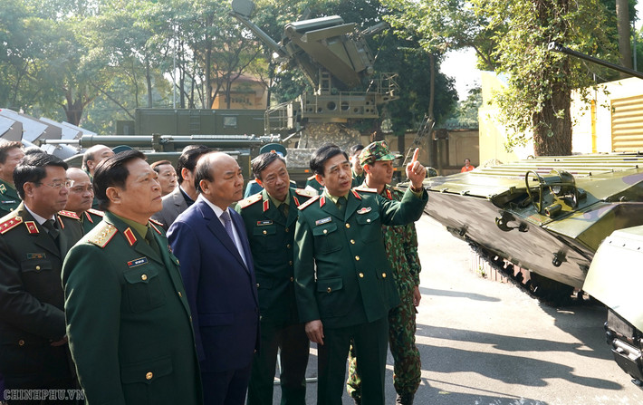 Thủ tướng Nguyễn Xuân Phúc được giới thiệu về các loại khí tài hieenjd dại của lực lượng tăng thiết giáp. Góc phải ảnh là loại xe chiến đấu bộ binh BMP-2 hiện đại nhất của Việt Nam hiện nay. Nguồn ảnh: Chinhphu.