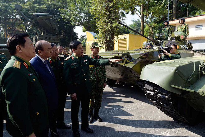Cận cảnh xe tăng T-90SK cùng với xe chiến đấu bộ binh BMP-2 xuất hiện giữa lòng thủ đô Hà Nội. Nguồn ảnh: ANTĐ.