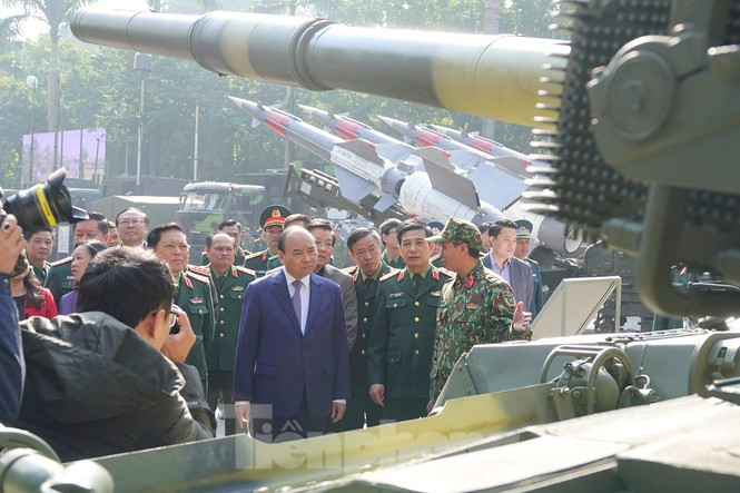 Xe tăng chủ lực T-90SK cùng với hệ thống tên lửa phòng không S-125 xuất hiện trong hội nghị. Nguồn ảnh: Tiền Phong.