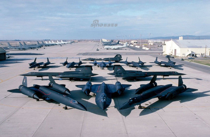 Ác Điểu SR-71 của Mỹ tới nay vẫn được coi là loại máy bay nhanh nhất từng được chế tạo và sử dụng trên lãnh thổ Mỹ. Không làm nhiệm vụ chiến đấu, SR-71 chỉ phục vụ công tác do thám và do nó quá nhanh, từng có một thời gian nó "chễm chệ" ra vào không phận Liên Xô mà người Nga không thể làm gì được ngoài việc đứng nhìn. Nguồn ảnh: Sina.