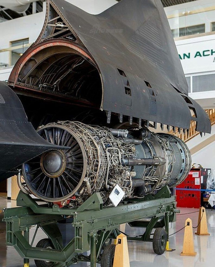 Mới đây, các tài liệu được giải mật, tốc độ tối đa mà máy bay trinh sát SR-71 từng đạt được lên tới Mach 3.2. Khi bay thông thường, các phi công của SR-71 chỉ cần bay ở Mach 3 tương đương khoảng 3400 km/h để bỏ xa mọi loại máy bay của Liên Xô. Nguồn ảnh: Sina.