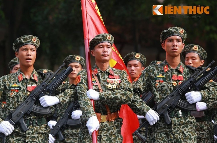 Loại phóng lựu cá nhân thứ hai mà quân đội Việt Nam đang sử dụng với số lượng khá phổ biến đó là súng phóng lựu kẹp nòng M203 và các loại súng phóng lựu tương tự sử dụng cỡ nòng 40mm.
