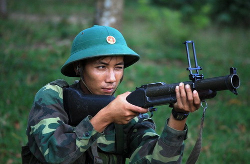 Ngoài ra, do không thể mang theo súng trường tự động để bảo vệ, hoả lực M79 sẽ rất hạn chế ở mức tác chiến quy mô nhỏ - khi đó số lượng hoả lực cầm tay như súng trường tấn công sẽ quan trọng tương đương với khẩu súng phóng lựu này. Nguồn ảnh: Pinterest.
