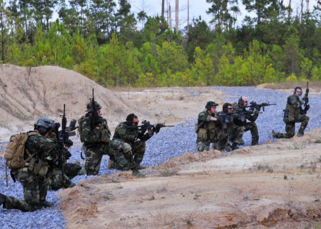 Lực lượng đặc nhiệm SEAL tập trận bắn đạn thật tại Trung tâm vũ trụ John C. Stennis, bang Mississippi.