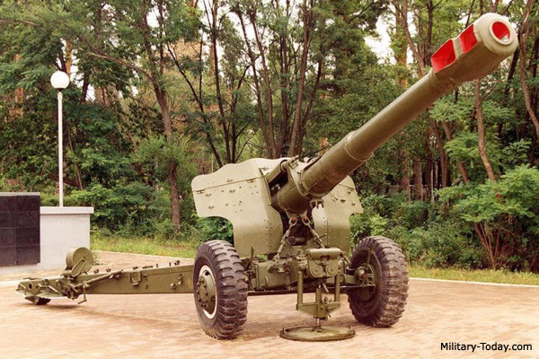 D-20 cũng là khẩu lựu pháo đầu tiên của Liên Xô có cỡ nòng 152mm và tầm bắn xa vượt 20km. Phần khung pháo sử dụng chung khung của pháo D-74 nhưng giá đỡ phía sau được tăng cường thêm hai bánh xe nhỏ để kíp chiến đấu dễ dàng xoay pháo trên chiến trường. Nguồn ảnh: Military.