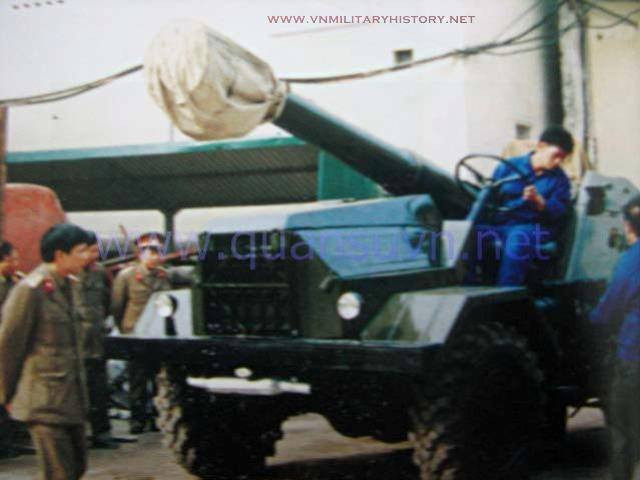 Trong quá khứ, chúng ta từng thử nghiệm gắn khẩu pháo này lên khung xe tải để cung cấp khả năng tự hành cho pháo D-20. Dựa vào quân phục trong ảnh, có thể đoán được khoảng thời gian chương trình này được thực hiện là vào những năm đầu thập niên 80 cho tới đầu thập niên 90 của thế kỷ trước. Nguồn ảnh: Quansu.