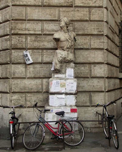 Những bức tượng này lần lượt có tên là: Pasquino, Marforio, Fontana del Facchino, Madama Lucrezia, Abbot Luigi và Fontana del Babuino.