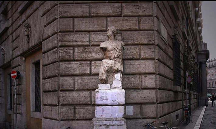 Người dân Rome để hai bức tượng "trò chuyện" với nhau thông qua các mẩu giấy dán. Cụ thể, người ta dán lên tượng Marforio mẩu giấy có dòng chữ: "Pasquino, tại sao dầu lại đắt vậy".