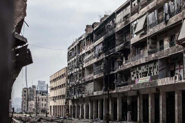 Cận cảnh các tòa nhà bị tàn phá bởi các cuộc giao chiến ở Aleppo. Ảnh VI