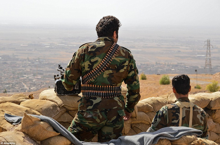 Chiến binh Peshmerga đang canh gác tại chiến trường Basika.